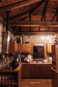 uma cozinha com armários de madeira e um lavatório em Kleio em Elatochori