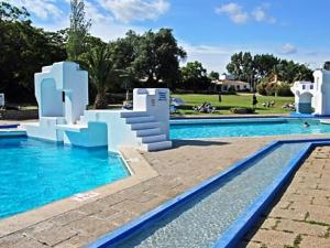 een zwembad met een glijbaan in een park bij Pedras Del Rei II in Tavira