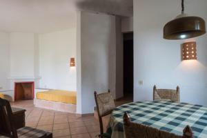 een kamer met een tafel en een bed erin bij Pedras Del Rei II in Tavira