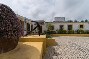 een groot beeld voor een gebouw bij Pedras Del Rei II in Tavira