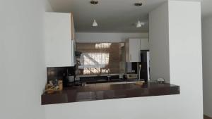 uma cozinha com um balcão preto num quarto em Condominios Nauticos Nuevo Paracas em Paracas