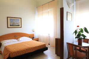 A bed or beds in a room at Hotel Calabresi Még 34 kép