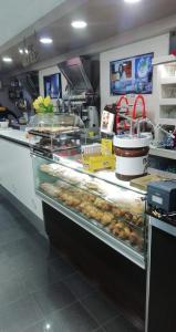 una panadería con una vitrina llena de donuts en Sweet Dream en Caserta