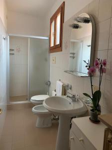 une salle de bain avec toilettes, lavabo et douche dans l'établissement Appartamento Damiana, à Venise