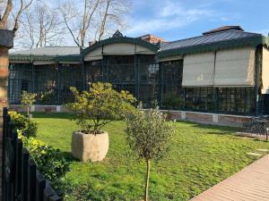 un bâtiment avec deux arbres dans une cour dans l'établissement Appartamento Damiana, à Venise