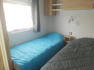 Postel nebo postele na pokoji v ubytování MH 6-8p - tt équipé - WIFI inclus - camping 4e bord de lac