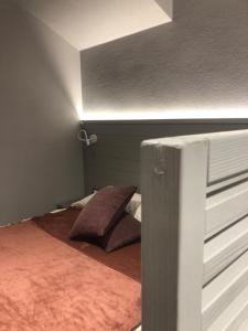 Bett in einem Zimmer mit Bettrahmen und Kissen in der Unterkunft CAST AWAY in Riomaggiore