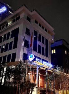 un edificio con una señal de hotel delante de él en Discovery Hotel en Estambul