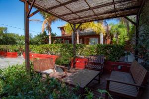 two benches sitting under a pergola on a patio at El Rincón Del Huroncillo in Tejina +82 photos