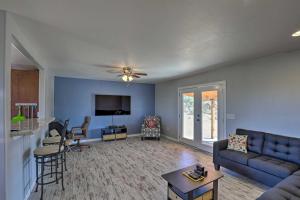sala de estar con paredes azules y sofá azul en Secluded Marana Home with Viewing Decks and Privacy!, en Marana
