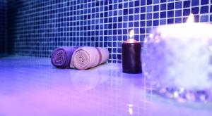 a couple of rolls of toilet paper next to a candle at Sources en Périgord in Issigeac