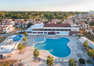 einen Luftblick auf ein Resort mit einem Pool in der Unterkunft Antalya belek private villa private pool private beach 3 bedrooms close to land of legends in Belek