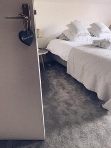 1 dormitorio con 1 cama y un espejo al lado en B&B Le 36 en Bruselas