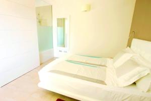 a white bed in a room with a window at Mallorca Villa Bon Aire in Llubí