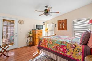 1 dormitorio con 1 cama y ventilador de techo en Sirena Vineyard Resort - 3 Bedroom guest house, en Paso Robles