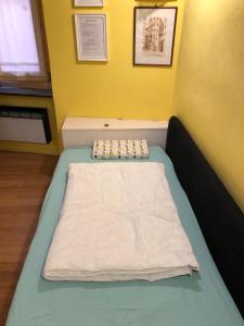 un lit d'hôpital dans une pièce dotée d'un mur jaune dans l'établissement Casetta dello Zucchero CITRA 010025-LT-1250, à Gênes