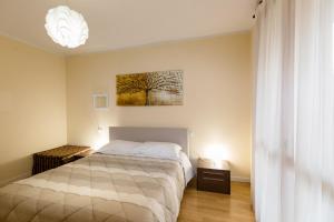 ein Schlafzimmer mit einem Bett und einem Wandgemälde in der Unterkunft Appartamento Essenza in Sirmione
