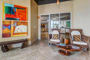 Χώρος καθιστικού στο Emerald by the Sea #806