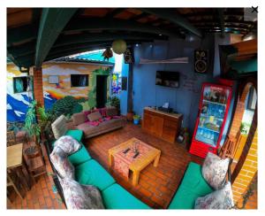 ein Wohnzimmer mit einem Sofa und einem Tisch in der Unterkunft Greenhouse Bolivia in La Paz