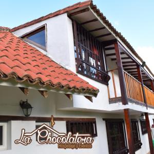 una casa con techo de baldosas rojas en Cabaña la Chocolatera en Tibasosa
