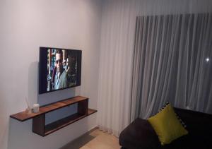 TV a/nebo společenská místnost v ubytování Charmant Appartement avec une vue imprenable