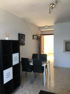 comedor con mesa y sillas negras en Apartamento frente al mar, en Ceuta