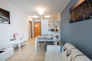 una sala de estar con una mesa y un sofá en Appartamento Atlantis, en Sirmione