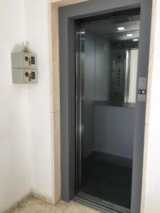 Una puerta de ducha de cristal en una habitación con microondas en Apartamento frente al mar, en Ceuta