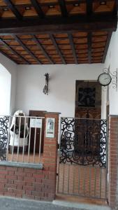 - une terrasse couverte avec une porte en fer forgé et un mur dans l'établissement Ca' Lina, à Lainate