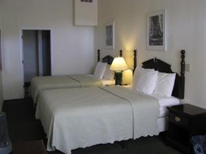 Un ou plusieurs lits dans un hébergement de l'établissement 5th Street Inn