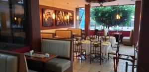 une salle à manger avec des tables et des chaises dans un restaurant dans l'établissement Hotel El Rancho, à San Juan Bautista Tuxtepec