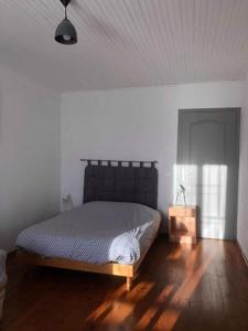 a bedroom with a bed and a wooden floor at meublé 40m2 classé 2 étoiles. Lumineux les Mées 04190 in Les Mées