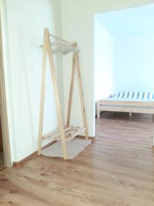 Una escalera en una habitación con cama en Mieszkanie na Krótkiej, en Stronie Śląskie