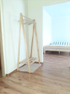 a ladder in a room with a bed at Mieszkanie na Krótkiej in Stronie Śląskie