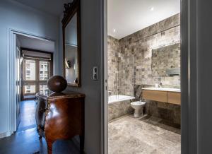 une salle de bain avec une baignoire, des toilettes et un lavabo dans l'établissement Appartement Front de Mer Hyper Centre, à Ajaccio 31 autres photos