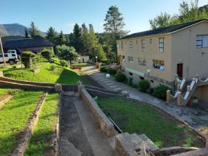 an external view of the house and the garden at Maluti Stay Lodge in Mphoto