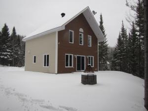 ein Haus mit Schnee davor in der Unterkunft domaine de la vallee in Sainte-Rose-du-Nord