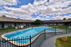 The swimming pool at or close to Townhouse Motel Cowra