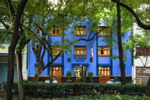 a blue building with a flag in front of it at Hotel Parque M&eacute;xico Boutique in Mexico City
