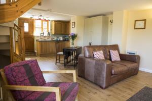 ein Wohnzimmer mit einer Couch und einem Sessel in der Unterkunft Finest Retreats - 1 Bed Llangollen Cottage - Sleeps 2 in Llangollen