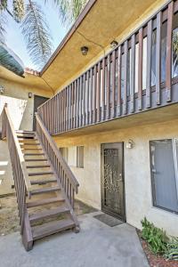 eine Treppe, die zu einem Haus mit einer Tür führt in der Unterkunft Long Beach Condo with Balcony about 2 Mi to Downtown! in Long Beach