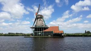 een gebouw in het midden van een waterlichaam bij Chalet peter in Limmen