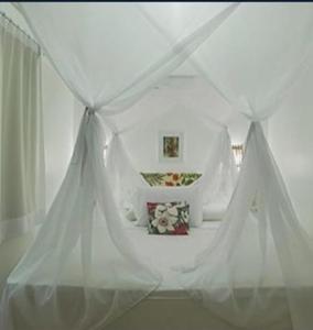 Tienda blanca con cama en una habitación en Casa Luxo Frente ao Mar en Arraial d'Ajuda