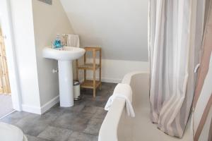 ein weißes Badezimmer mit Waschbecken und Dusche in der Unterkunft Finest Retreats - 1 Bed Llangollen Cottage - Sleeps 2 in Llangollen + 9 Fotos