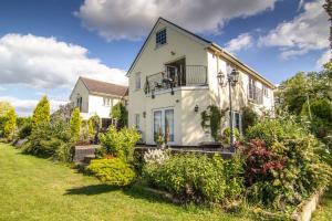 a white house with a garden in front of it at Dodford Grange in Daventry