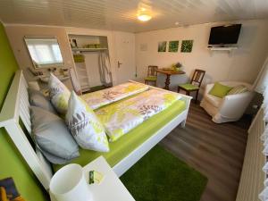 ein kleines Schlafzimmer mit einem Bett und einem Fernseher in der Unterkunft Gasthaus Sternen in Degersheim