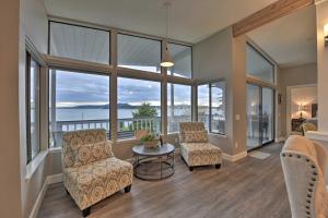 Posezení v ubytování Bayfront Home - Take Ferry to the San Juan Islands