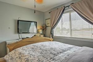 Ένα ή περισσότερα κρεβάτια σε δωμάτιο στο Unique Long Beach House with Patio, Grill and Balcony
