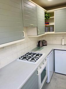 Dapur atau dapur kecil di Spacious House, Free Parking & Patio Garden