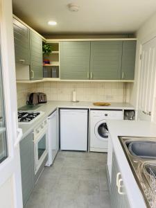 Kitchen o kitchenette sa Spacious House, Free Parking & Patio Garden